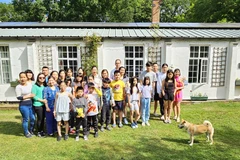 Các học sinh của trường Vietschool London và cha mẹ tham dự trại hè tại Macaroni Woods. (Ảnh: TTXVN phát)