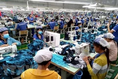Sản xuất hàng may mặc xuất khẩu tại Công ty may mặc New Apparel, Khu công nghiệp Bắc Đồng Phú, tỉnh Bình Phước. (Ảnh: Dương Chí Tưởng/TTXVN) 