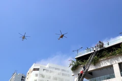 Hai trực thăng cứu hộ được huy động tham gia diễn tập. (Ảnh: Đức Hiếu/TTXVN) 