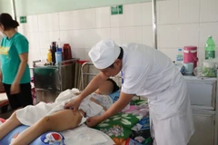 Bệnh nhi N.T.N.T. (15 tuổi, trú tại thị trấn Trảng Bom, huyện Trảng Bom) tiếp tục được theo dõi sức khỏe tại Bệnh viện Nhi đồng Đồng Nai. (Ảnh: TTXVN phát)