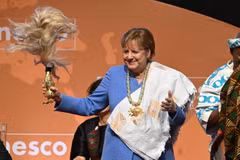 Cựu Thủ tướng Đức Angela Merkel nhận giải thưởng hòa bình Felix Houphouet-Boigny tại Yamoussoukro, Côte d'Ivoire, ngày 8/2/2023. (Nguồn: AFP/TTXVN)