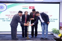 Nghi thức đốt đèn truyền thống của Ấn Độ khai mạc chương trình buổi lễ. (Ảnh: Xuân Khu/TTXVN)