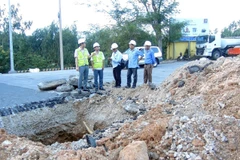 Cán bộ, kỹ sư của Khu Quản lý đường bộ 3 (Cục đường bộ Việt Nam) kiểm tra vị trí hố sâu để đưa ra giải pháp khắc phục. (Ảnh: Xuân Triệu/TTXVN