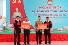 Đoàn công tác của Trung ương trao bảng tương trưng hỗ trợ công trình nhà văn hóa thôn cho các xã của huyện Cư Kuin, tỉnh Đắk Lắk. (Ảnh: Tuấn Anh/TTXVN) 