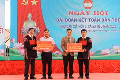 Đoàn công tác của Trung ương trao bảng tương trưng hỗ trợ công trình nhà văn hóa thôn cho các xã của huyện Cư Kuin, tỉnh Đắk Lắk. (Ảnh: Tuấn Anh/TTXVN) 