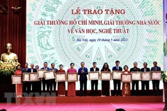 Chủ tịch nước Võ Văn Thưởng trao Giải thưởng Hồ Chí Minh cho tác giả, đại diện gia đình các tác giả. (Ảnh: Lâm Khánh/TTXVN) 