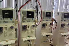 Bốn máy lọc máu nhân tạo tại Khoa Lọc máu, Bệnh viện Bà Rịa đã hư hỏng hoàn toàn không còn khả năng sửa chữa. (Ảnh: Hoàng Nhị/TTXVN)