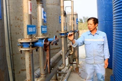 Vận hành hoạt động của trạm cấp nước trên đảo Bạch Long Vỹ. (Ảnh: Minh Thu/TTXVN) 
