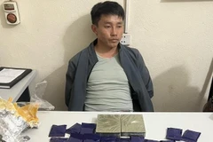 Đối tượng Hạng A Xà cùng tang vật. (Ảnh: TTXVN phát) 