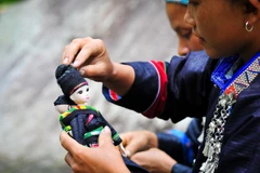 Sản phẩm búp bê với trang phục dân tộc được hoàn thiện một cách chỉn chu, tỉ mỉ. (Ảnh: Nam Thái/TTXVN)