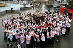 Các em học sinh tham gia cuộc tuần hành nhân ngày thế giới phòng chống AIDS (1/12) tại London, Anh. (Ảnh: AFP/TTXVN) 