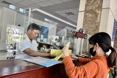 Người dân thực hiện giao dịch tại Cục Thuế Thành phố Hồ Chí Minh. (Ảnh: Hứa Chung/TTXVN)