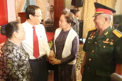 Ông Nguyễn Văn Nên, Ủy viên Bộ Chính trị, Bí thư Thành ủy Thành phố Hồ Chí Minh giao lưu, trao đổi với các đại biểu. (Ảnh: Thu Hương/TTXVN)