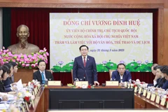 Sáng 31/3, tại Hà Nội, Chủ tịch Quốc hội Vương Đình Huệ đến thăm và làm việc với Bộ Văn hoá, Thể thao và Du lịch. (Ảnh: Doãn Tấn/TTXVN) 