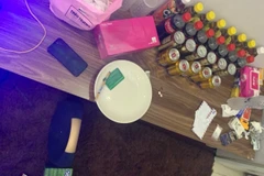 Ma túy và nhiều dụng cụ để sử dụng ma túy bị công an Thành phố Hồ Chí Minh phát hiện. (Ảnh: TTXVN phát)