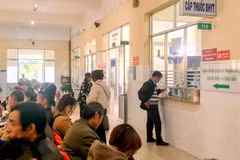 Người dân chờ cấp thuốc tại phòng cấp thuốc bảo hiểm y tế của Bệnh viện Đa khoa Lâm Đồng. (Nguồn: Báo Lâm Đồng) 