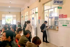 Người dân chờ cấp thuốc tại phòng cấp thuốc bảo hiểm y tế của Bệnh viện Đa khoa Lâm Đồng. (Nguồn: Báo Lâm Đồng) 