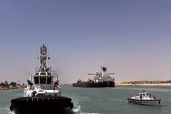 Tàu thuyền di chuyển trên kênh đào Suez của Ai Cập. (Ảnh: Nguyễn Tùng/TTXVN)