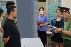 Cơ quan điều tra tống đạt quyết định bắt tạm giam Bùi Tuấn Lâm. (Nguồn: Cơ quan công an)