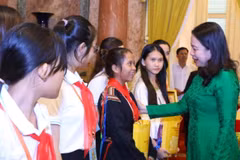 Phó Chủ tịch nước Võ Thị Ánh Xuân tặng quà lưu niệm cho các đại biểu. (Ảnh: Văn Điệp/TTXVN)