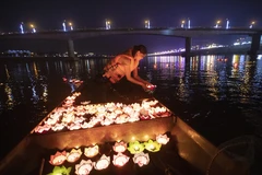 Người dân thả hoa đăng trên sông Đà. (Ảnh: Trọng Đạt/TTXVN)