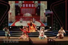 Nghệ sỹ Nhà hát Nghệ thuật Hát bội Thành phố Hồ Chí Minh diễn trích đoạn vở Song nữ loạn Viên Môn. (Ảnh: Phương Vy/TTXVN) 