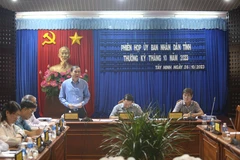 Lãnh đạo Ủy ban Nhân dân tỉnh Tây Ninh xem xét thông qua các chủ trương được trình tại phiên họp thường kỳ. (Ảnh: Giang Phương/TTXVN)