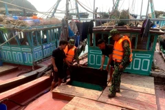 Đội tuần tra kiểm tra phương tiện vi phạm. (Ảnh TTXVN phát)