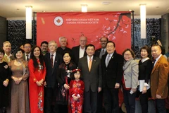 Đại sứ Việt Nam tại Canada Phạm Cao Phong và Thượng nghị sỹ Victor Oh chụp ảnh cùng bà con cộng đồng người Việt và bạn bè Canada. (Ảnh: Trung Dũng/TTXVN) 