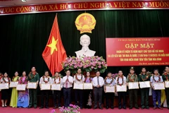 Trao tặng Bằng khen của Chủ tịch Ủy ban Nhân dân tỉnh Hòa Bình cho 68 tập thể, cá nhân điển hình tiên tiến tiêu biểu được tôn vinh. (Ảnh: Thanh Hải/TTXVN)