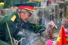 Người cựu chiến binh tham gia Cuộc chiến đấu bảo vệ biên giới phía Bắc ở mặt trận Vị Xuyên năm xưa, trở lại Nghĩa trang liệt sỹ Quốc gia Vị Xuyên để thắp nén hương tưởng nhớ những người đồng đội đã hy sinh. (Ảnh: Thanh Tùng/TTXVN) 