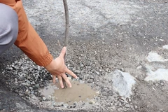 Tuyến Quốc lộ 1 qua địa bàn phường Phổ Thạnh, thị xã Đức Phổ, tỉnh Quảng Ngãi xuất hiện nhiều ổ gà còn đọng nước gây nguy cơ mất an toàn giao thông. (Ảnh: Phạm Cường/TTXVN)