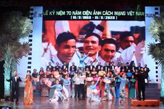 Biểu diễn văn nghệ chào mừng lễ kỷ niệm 70 năm Điện ảnh Cách mạng Việt Nam. (Ảnh: Hoàng Hiếu/TTXVN)