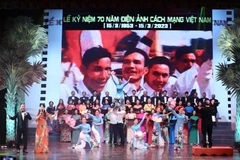 Biểu diễn văn nghệ chào mừng lễ kỷ niệm 70 năm Điện ảnh Cách mạng Việt Nam. (Ảnh: Hoàng Hiếu/TTXVN)