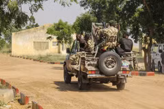 Binh sỹ quân đội Nigeria tuần tra. (Ảnh: AFP/TTXVN) 