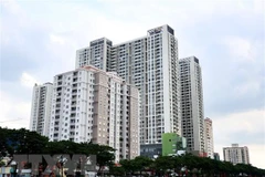 Các tòa nhà chung cư bên kênh Tàu Hủ-Bến Nghé, quận 4, Thành phố Hồ Chí Minh. (Ảnh: Hồng Đạt/TTXVN) 