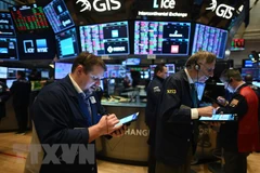 Giao dịch viên trên thị trường chứng khoán New York, Mỹ. (Ảnh: AFP/TTXVN)
