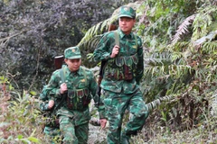 Cán bộ, chiến sỹ Đội phòng, chống ma túy Đồn biên phòng Chiềng On (Biên phòng Sơn La) trên đường tuần tra biên giới. (Ảnh: Trọng Đức/TTXVN)