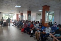 Bệnh nhân đến thăm khám bệnh đau mắt đỏ tại Bệnh viện Mắt thành phố Đà Nẵng tăng đột biến. (Ảnh: Văn Dũng/TTXVN)