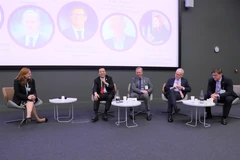 Các diễn giả thảo luận về quan hệ kinh tế, thương mại Việt Nam-Anh. (Ảnh: Phong Hà/Vietnam+)