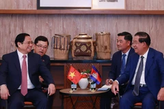 Thủ tướng Phạm Minh Chính gặp Thủ tướng Campuchia Hun Sen. (Ảnh: Dương Giang/TTXVN) 