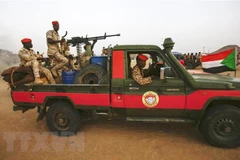 Các thành viên Lực lượng hỗ trợ nhanh (RSF) tuần tra tại làng Qarri, cách thủ đô Khartoum của Sudan 90km về phía Bắc. (Nguồn: AFP/TTXVN)