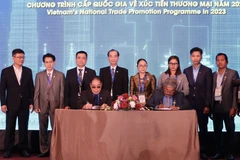 Hiệp hội Điều Việt Nam ký kết biên bản hợp tác cung ứng nguyên liệu với Hiệp hội Điều Campuchia tại hội nghị. (Ảnh: Xuân Anh/TTXVN)