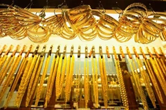 Vàng trang sức được bày bán tại một cửa hàng ở California (Mỹ). (Ảnh: AFP/TTXVN) 