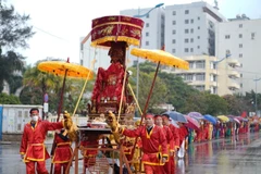 Lễ hội Cầu phúc đền Độc Cước mở đầu với nghi lễ rước kiệu với sự tham gia của đội rồng, đội múa lân, xe nhạc nước và các đoàn rước kiệu đến từ các phường trên địa bàn Thành phố Sầm Sơn. (Ảnh: Hoa Mai/TTXVN)