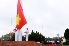 Nghi thức lễ thượng cờ. (Ảnh: Văn Đức/TTXVN)