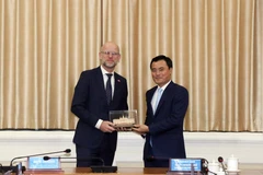 Phó Chủ tịch Ủy ban Nhân dân Thành phố Hồ Chí Minh Bùi Xuân Cường (phải) và Thứ trưởng phụ trách Kinh tế đối ngoại, Bộ Ngoại giao Hà Lan Michiel Sweers (trái) tại buổi tiếp. (Ảnh: Xuân Khu/TTXVN)