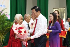 Bí thư Tỉnh ủy Vĩnh Long Bùi Văn Nghiêm trao Huy hiệu Đảng cho các đảng viên cao niên tuổi Đảng. (Ảnh: Lê Thúy Hằng/TTXVN) 