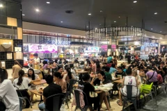 Các cửa hàng dịch vụ ăn uống hầu như không còn chỗ trống. (Ảnh: Tuấn Đức/TTXVN)