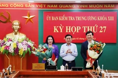 Ông Trần Cẩm Tú, Ủy viên Bộ Chính trị, Bí thư Trung ương Đảng, Chủ nhiệm Ủy ban Kiểm tra Trung ương trao quyết định và tặng hoa chúc mừng hai đồng chí Trần Thị Hiền và Hoàng Trọng Hưng,vừa được Bộ Chính trị chuẩn y Phó Chủ nhiệm Ủy ban Kiểm tra Trung ươn
